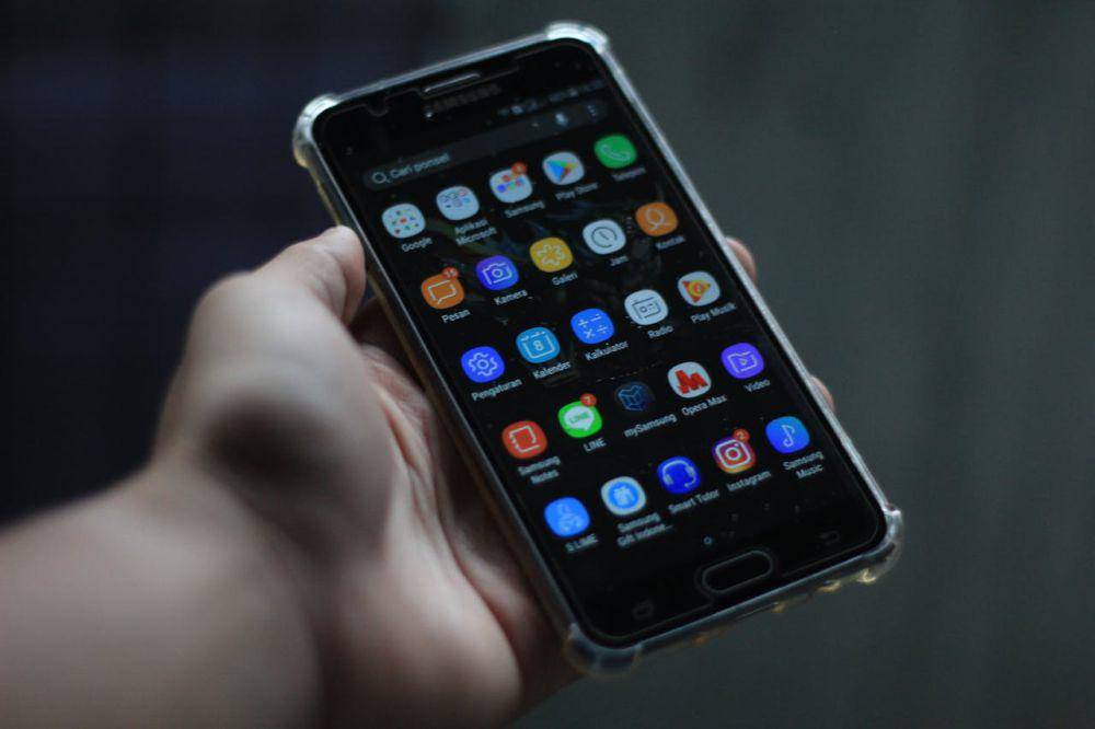 ilustrasi layar OLED di HP (pexels.com/Arif Syuhada)