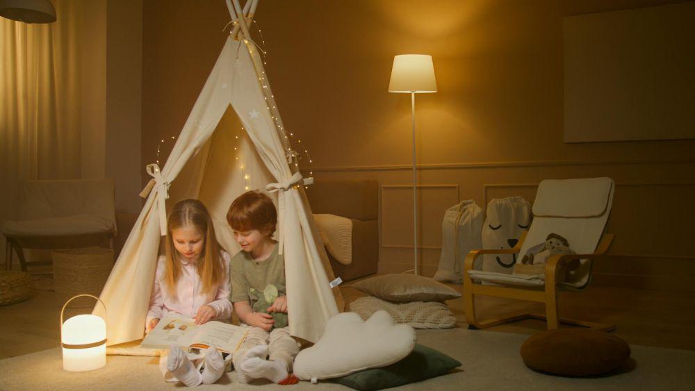 ilustrasi anak bermain tenda-tendaan (pexels.com/Artem Podrez)