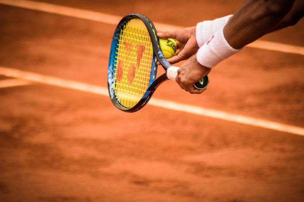 ilustrasi persiapan bermain tenis lapangan (pexels.com/Gonzalo Facello)