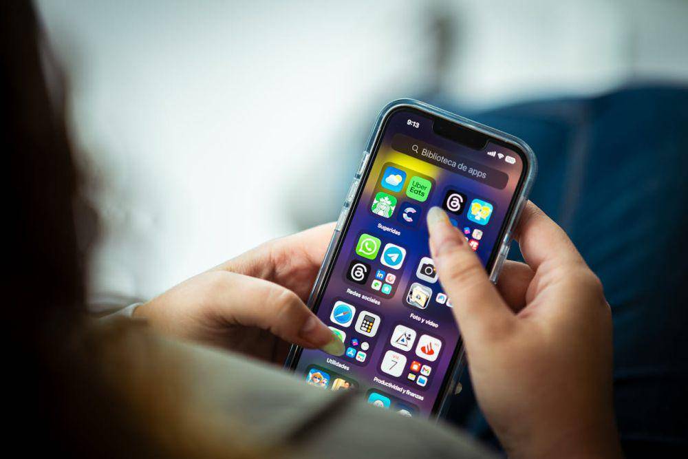 ilustrasi layar OLED di HP (pexels.com/Julio Lopez)