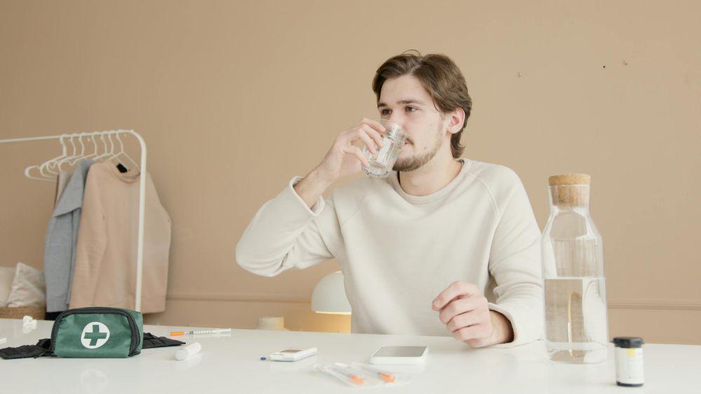 ilustrasi minum air putih (pexels.com/Artem Podrez)