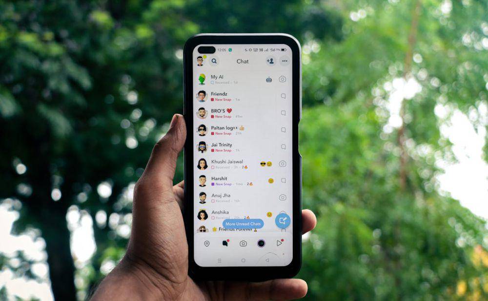 ilustrasi layar OLED di HP (pexels.com/Sanket Mishra)