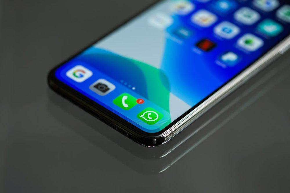ilustrasi layar OLED di HP (pexels.com/Torsten Dettlaff)