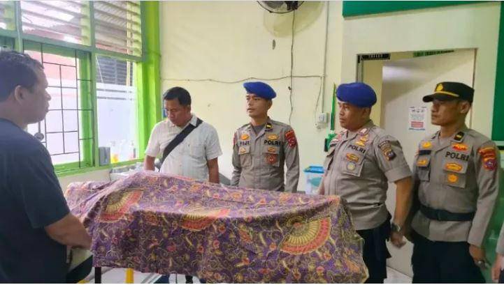 Personel Polsek Bungus Teluk Kabung melihat keadaan korban (Foto: Polsek Bungus)