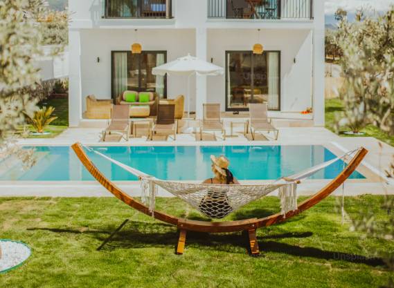 ilustrasi villa private (unsplash.com/Faruk Tokluoğlu)