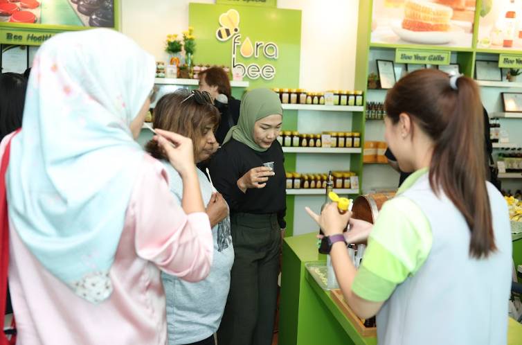 Potret pengunjung mencicipi madu Fora Bee (Dok. IDN Times)