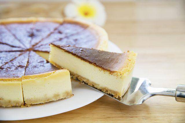 ilustrasi new york style cheesecake (vecteezy.com/Srinrat Wuttichaikitcharoen)