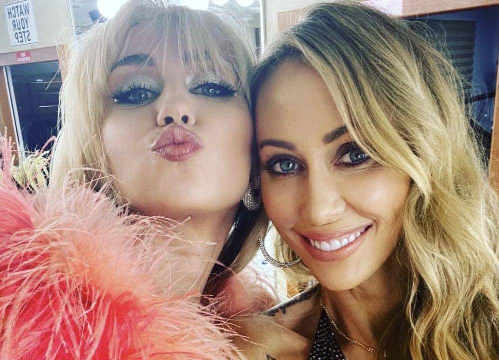 Miley Cyrus Tegaskan Akur dengan Sang Ibu Walau Di-Unfollow