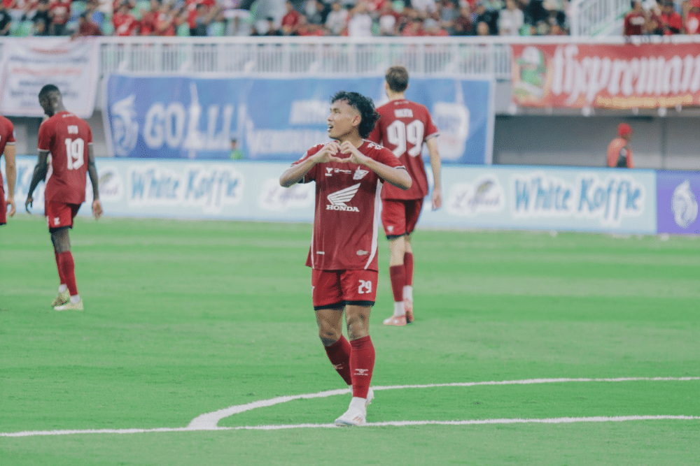 Pemain PSM Makassar, Fahrul Aditia, melakukan selebrasi usai mencetak gol ke gawang Malut United dalam laga pekan ke-32 BRI Liga 1 2024/2025 yang berlangsung di Stadion BJ Habibie Parepare pada 10 Mei 2025. (Instagram.com/psm_makassar)