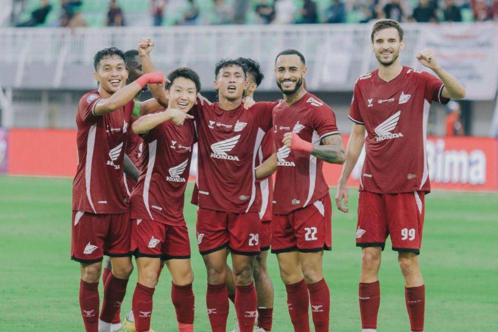 Para pemain PSM Makassar merayakan gol yang dicetak oleh Fahrul Aditia (tengah) dalam laga pekan ke-32 BRI Liga 1 2024/2025 melawan Malut United yang berlangsung di Stadion BJ Habibie Parepare, 10 Mei 2025. (Instagram.com/psm_makassar)