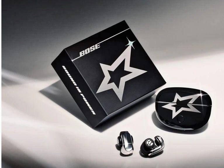 Bose × LISA Ultra Open Earbuds hadir dalam balutan warna hitam glossy yang elegan dan desain ikonik Chrome Star (bose.com)