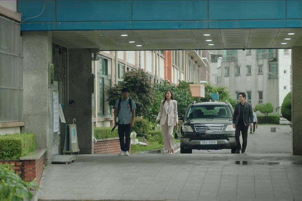 Ayah dan ibu Yeon Si Eun mengantar ke Eunjang (dok. Netflix/Weak Hero Class 1)