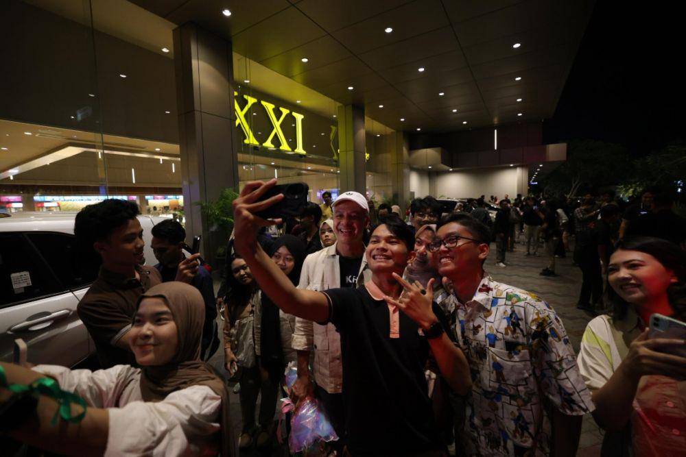 Ganjar Pranowo menyaksikan film Sayap-Sayap Patah 2: Olivia di gedung bioskop Empire XXI Yogyakarta. (Dok. Tim Media Ganjar)