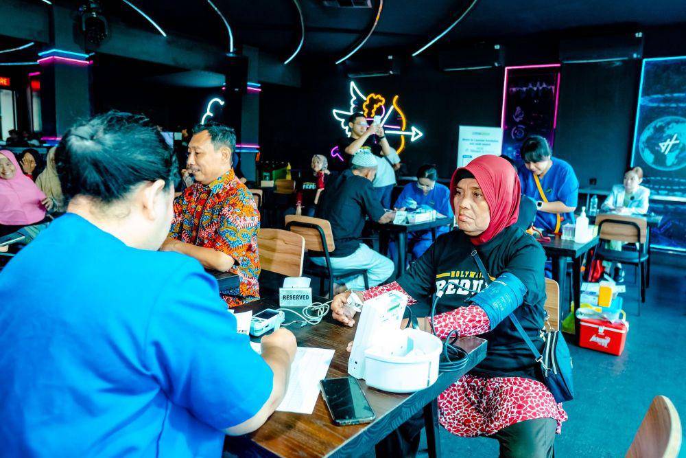 Warga Kelurahan Tegalsari, Semarang mengikuti cek kesehatan gratis dalam peringatan Hari Asma Sedunia yang diselenggarakan Holywings Peduli. (dok. Holywings Peduli)