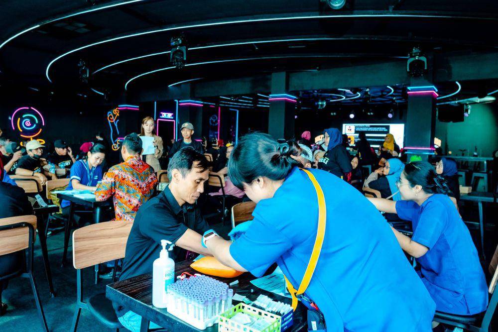 Warga Kelurahan Tegalsari, Semarang mengikuti cek kesehatan gratis dalam peringatan Hari Asma Sedunia yang diselenggarakan Holywings Peduli. (dok. Holywings Peduli)