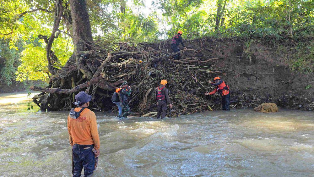 Tim SAR diterjunkan mencari keberadaan petani hilang terseret sungai di Desa Pattimpa, Kecamatan Ponre, Kabupaten Bone, Minggu (11//5/2025)/Istimewa