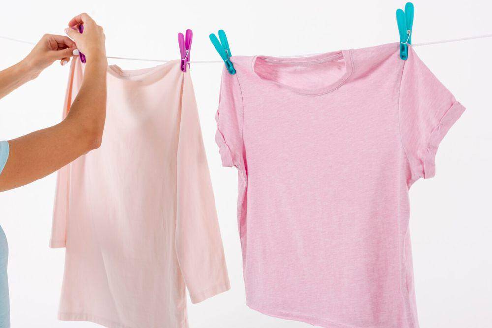 ilustrasi seseorang menjemur baju (freepik.com/freepik)