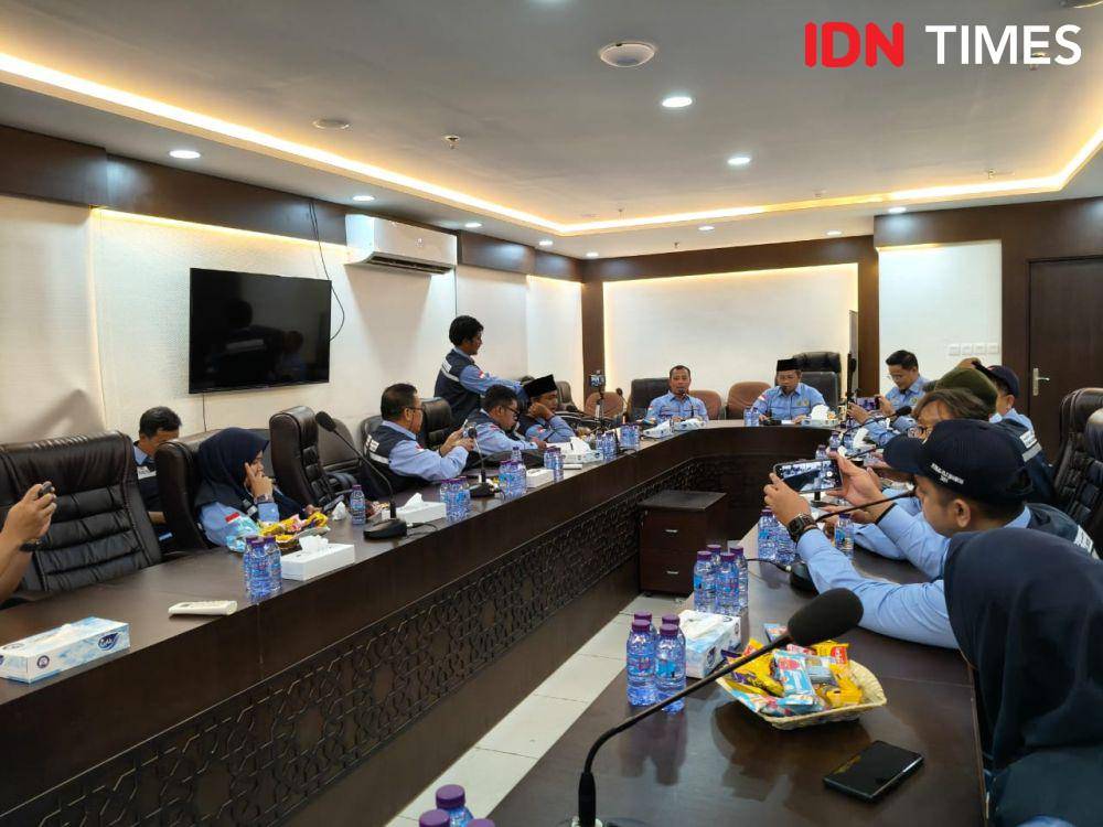 Ketua Panitia Penyelenggara Ibadah Haji (PPIH) Arab Saudi, Muchlis M Hanafi (tengah), dalam keterangan person haji, di Makkah, Minggu (11/5/2025) malam WAS. (Media Center Haji/Rochmanudin)