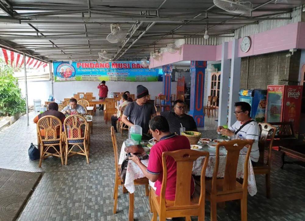 Pengunjung menikmati aneka menu dari salah satu rumah makan pindang di Palembang. (Dok. Istimewa/net)