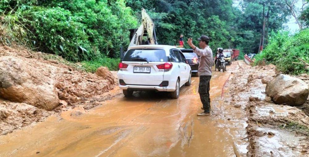 Kondisi jalan di Dusun Jambat Genting, Desa Sindang Panjang, Kecamatan Tanjung Sakti Pumi, Kabupaten Lahat tertimbun longsor. (Dok. Polres Lahat)