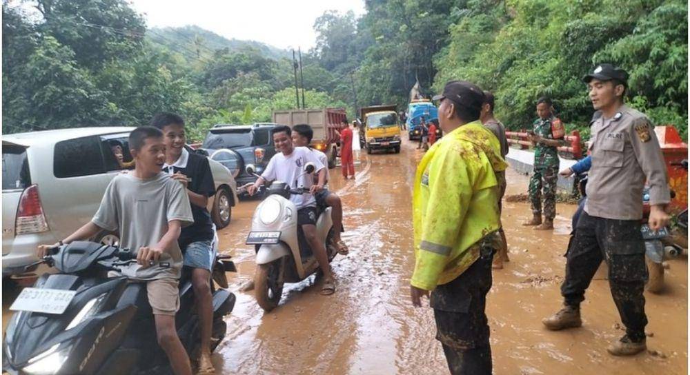 Kondisi jalan di Dusun Jambat Genting, Desa Sindang Panjang, Kecamatan Tanjung Sakti Pumi, Kabupaten Lahat tertimbun longsor. (Dok. Polres Lahat)