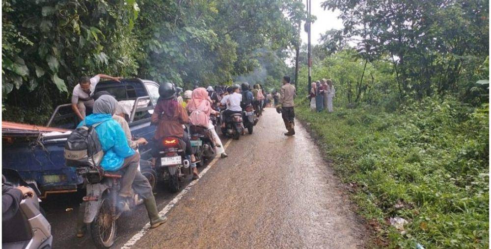 Kondisi jalan di Dusun Jambat Genting, Desa Sindang Panjang, Kecamatan Tanjung Sakti Pumi, Kabupaten Lahat tertimbun longsor. (Dok. Polres Lahat)