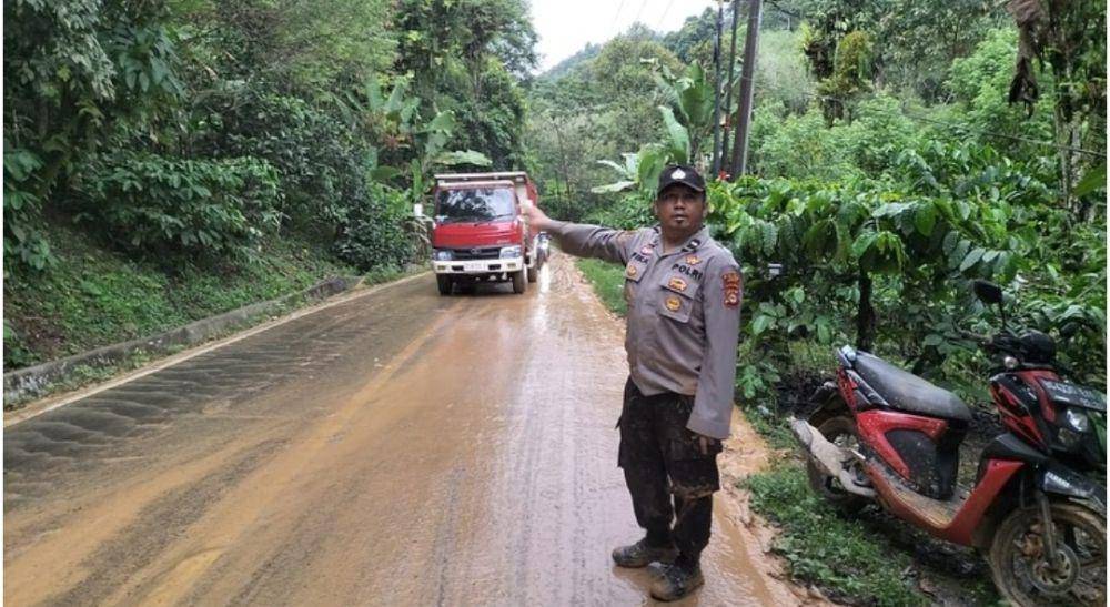 Kondisi jalan di Dusun Jambat Genting, Desa Sindang Panjang, Kecamatan Tanjung Sakti Pumi, Kabupaten Lahat tertimbun longsor. (Dok. Polres Lahat)
