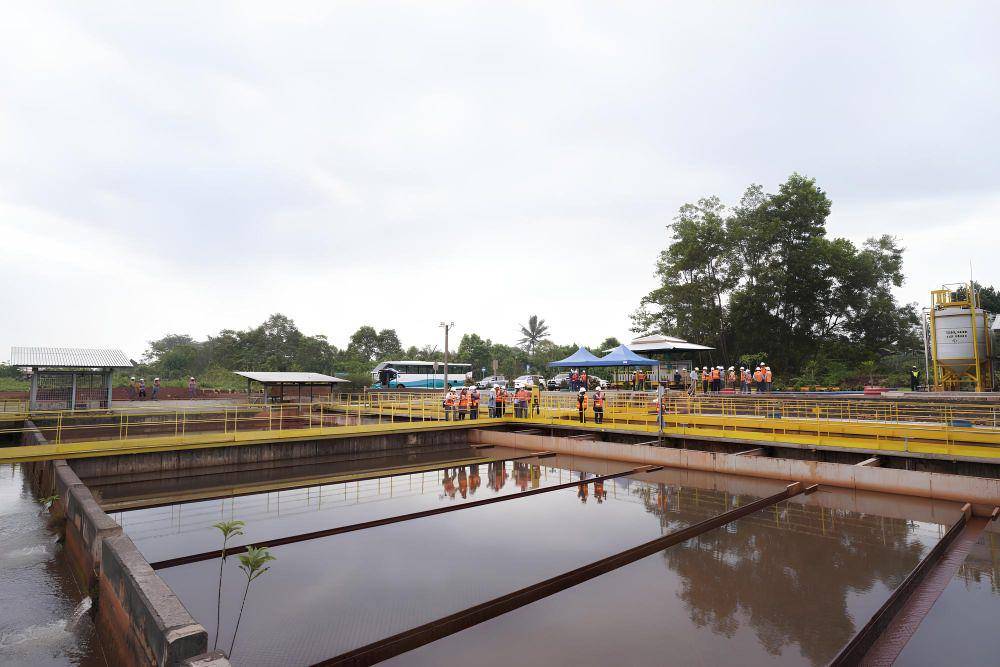 para pekerja PT Vale yang sedang memeriksa air hasil daur ulang dari teknologi Lamella Gravity Settler (LGS) (dok, vale.com)