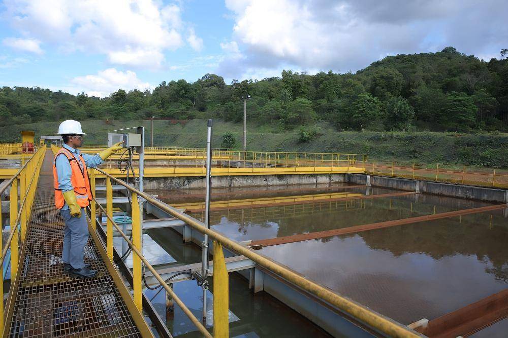 pekerja PT Vale yang sedang memeriksa hasil air daur ulang dari teknologi Lamella Gravity Settler (LGS) agar dapat dimanfaatkan kembali untuk proses operasional (dok. vale.com)