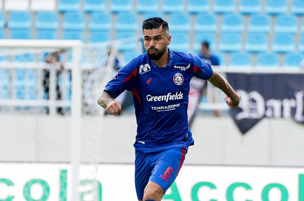 Bek Arema FC, Julian Guevara saat menghadapi Persik Kediri. (Dok. Media Officer Arema FC)