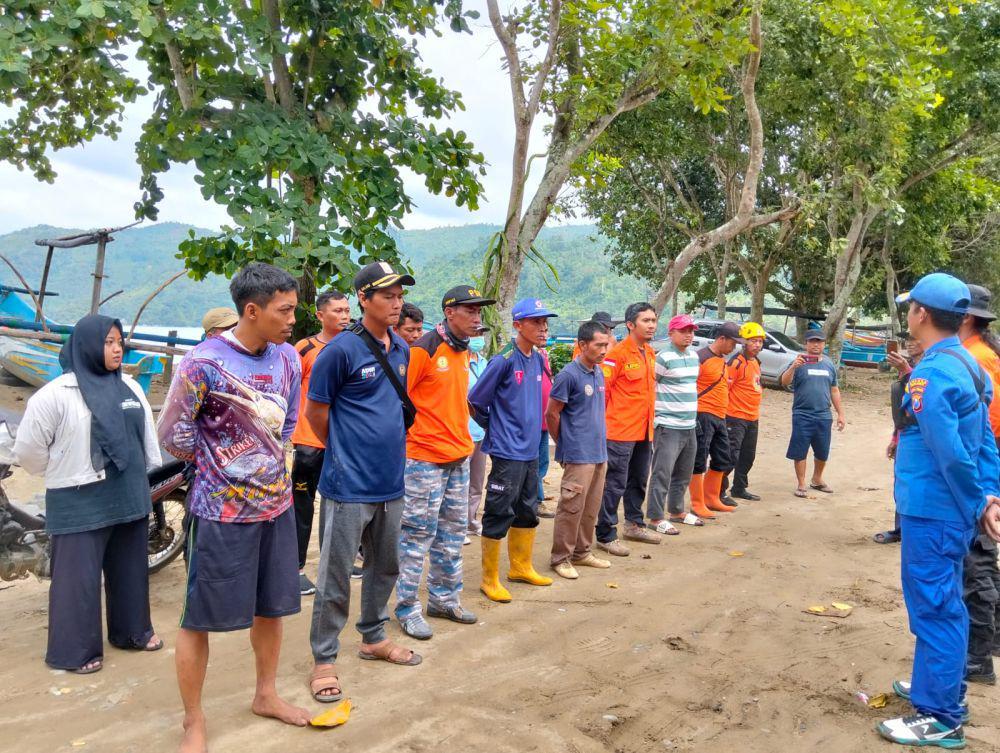 Evakuasi jenazah pemancing yang tenggelam di Pantai Lenggoksono. (Dok. SAR Malang)