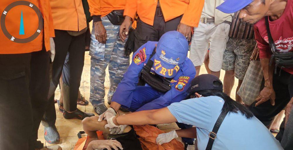 Evakuasi jenazah pemancing yang tenggelam di Pantai Lenggoksono. (Dok. SAR Malang)