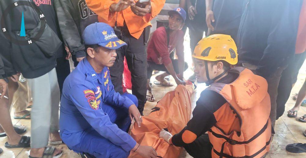 Evakuasi jenazah pemancing yang tenggelam di Pantai Lenggoksono. (Dok. SAR Malang)