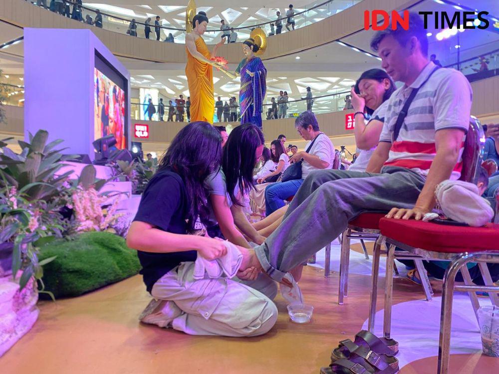 Ada Basuh Kaki Orang Tua di Perayaan Waisak Surabaya