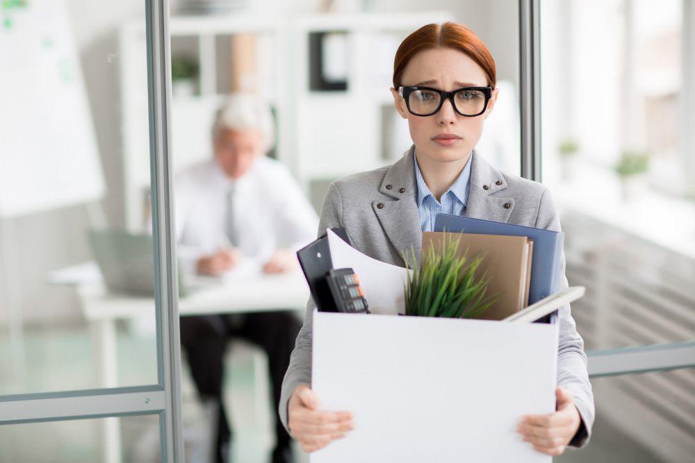 ilustrasi perempuan terkena layoff (freepik.com/pressfoto)