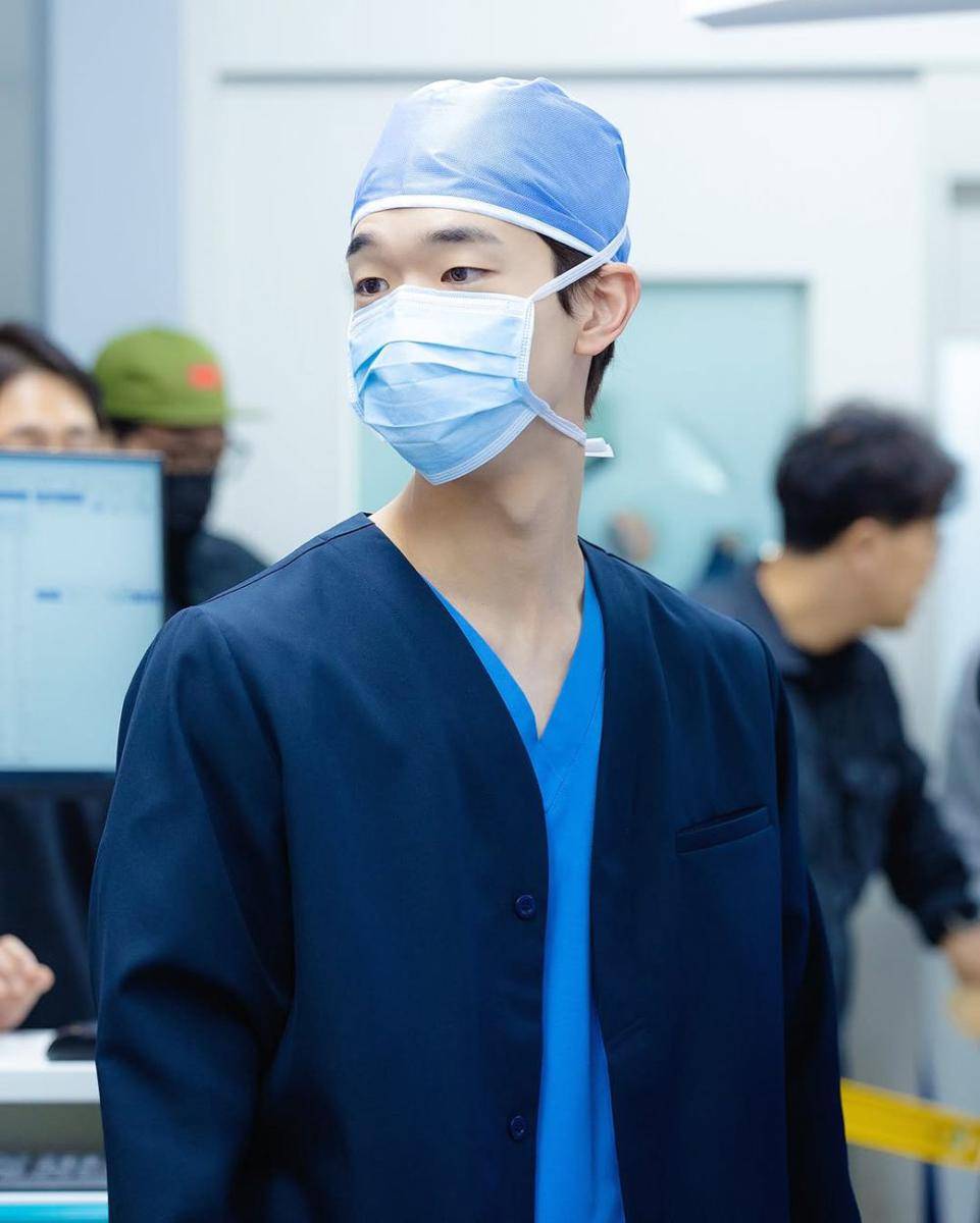 potret KIm E Jun di balik layar Resident Playbook (instagram.com/enter_just)