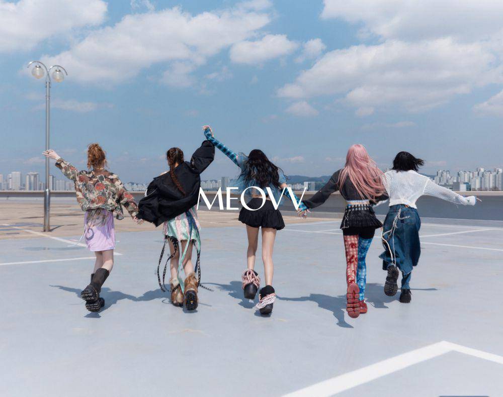 potret MEOVV di EP MY EYES OPEN VVIDE (x.com/OFFICIAL_MEOVV)