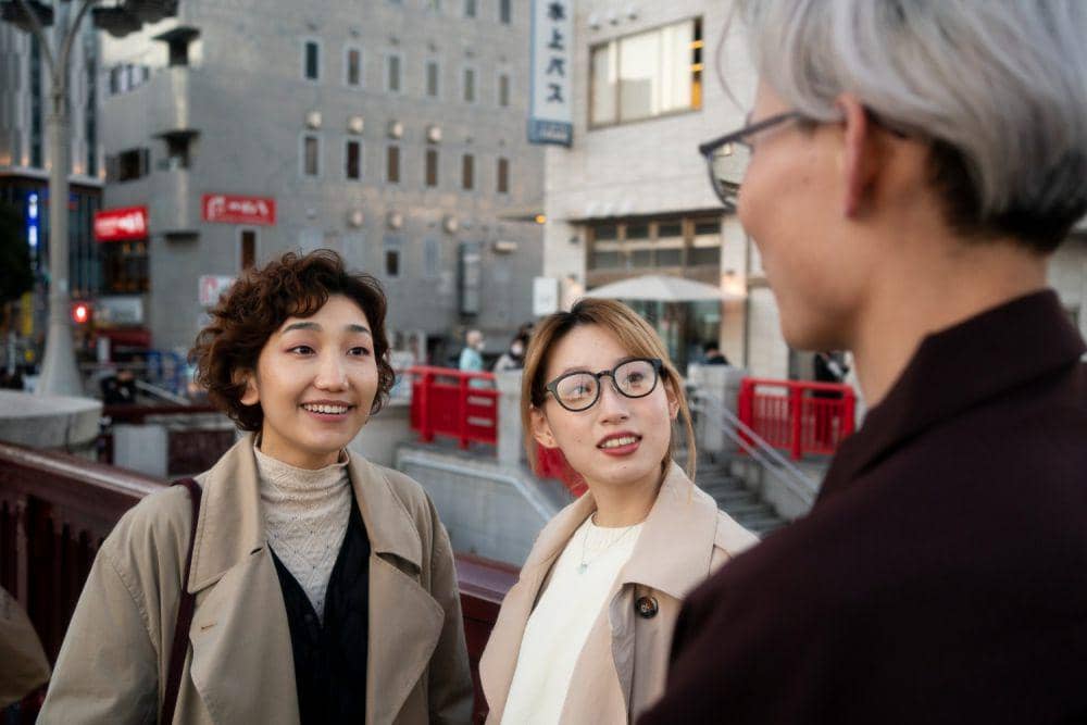 Ilustrasi ngobrol dengan teman