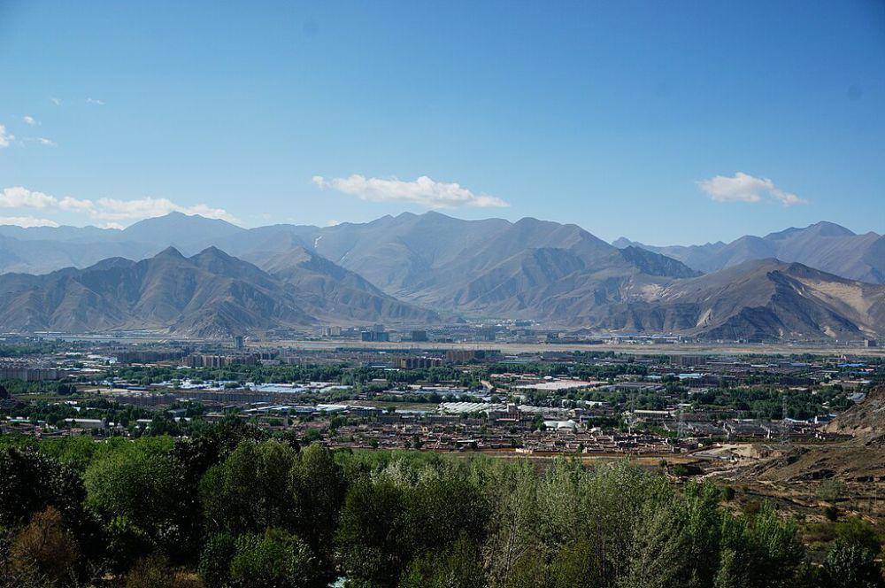 Lhasa (commons.wikimedia.org/Andrew and Annemarie)