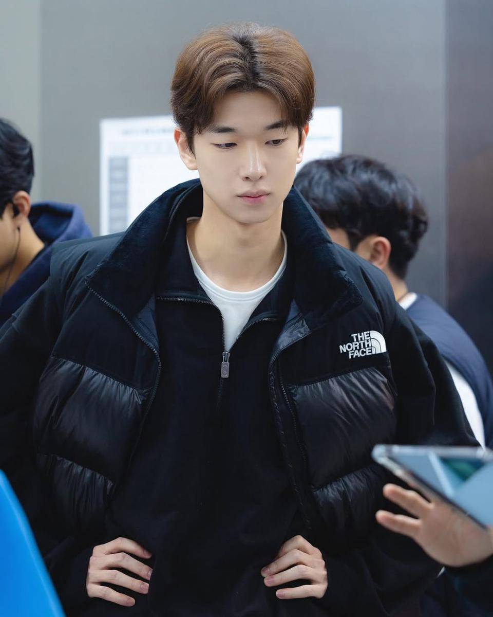 potret KIm E Jun di balik layar Resident Playbook (instagram.com/enter_just)