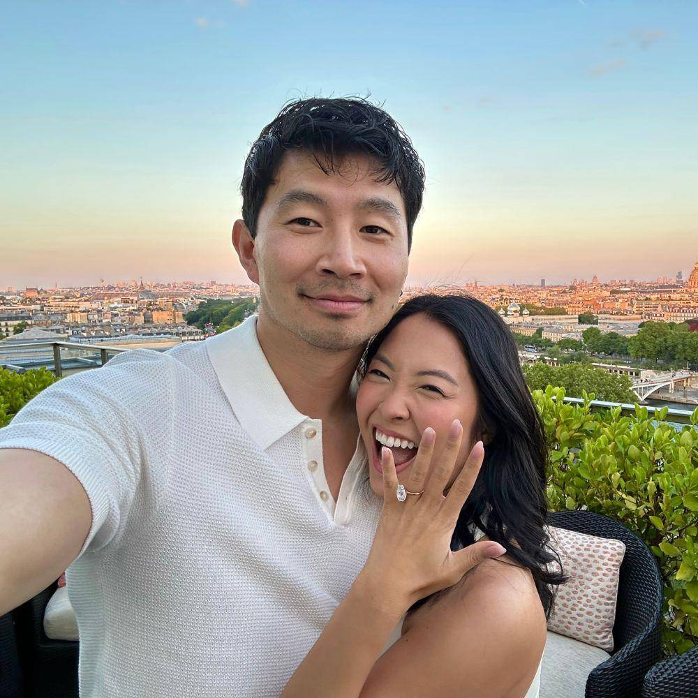 Simu Liu melamar Allison Hsu (instagram.com/simuliu)
