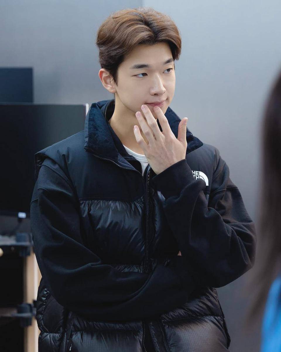 potret KIm E Jun di balik layar Resident Playbook (instagram.com/enter_just)
