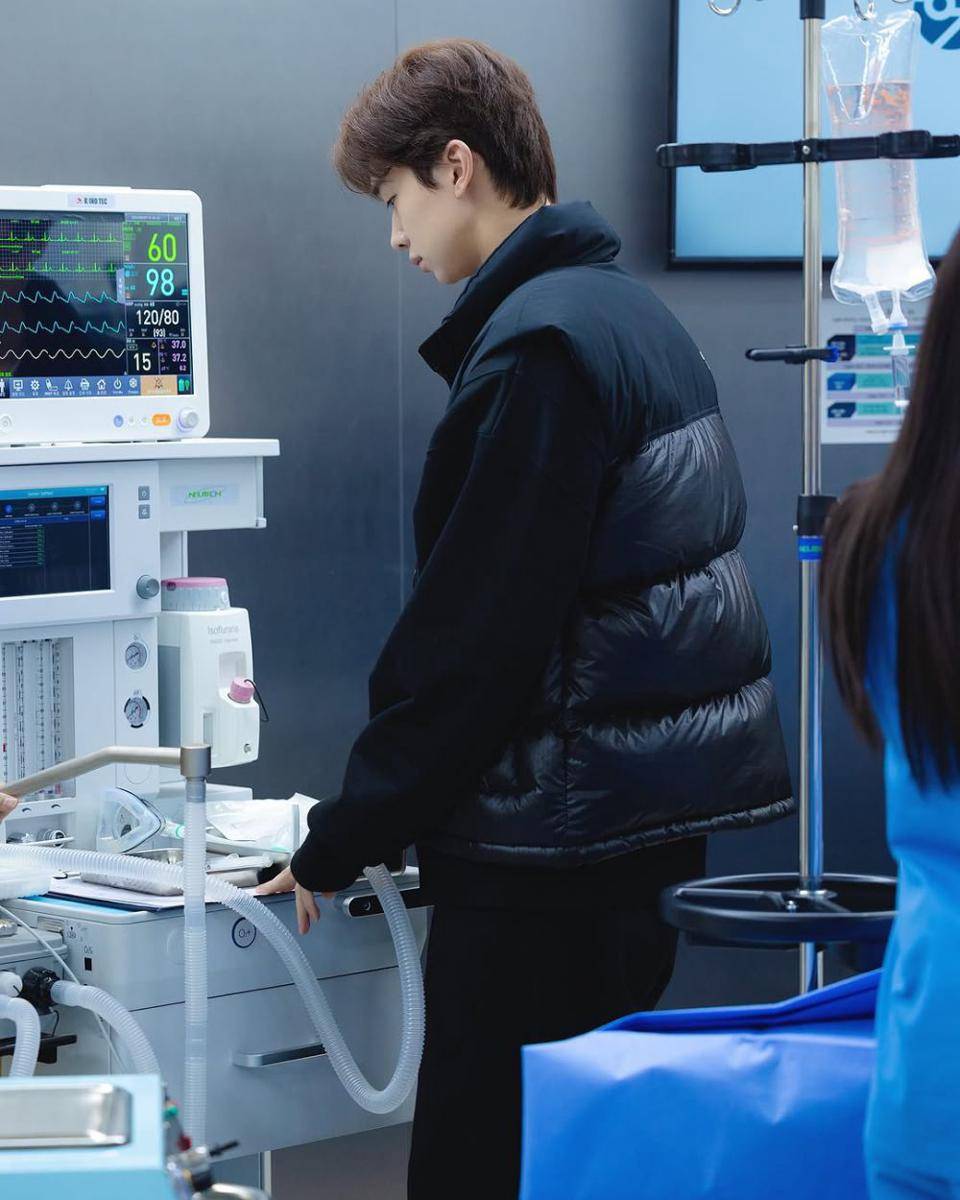 potret KIm E Jun di balik layar Resident Playbook (instagram.com/enter_just)