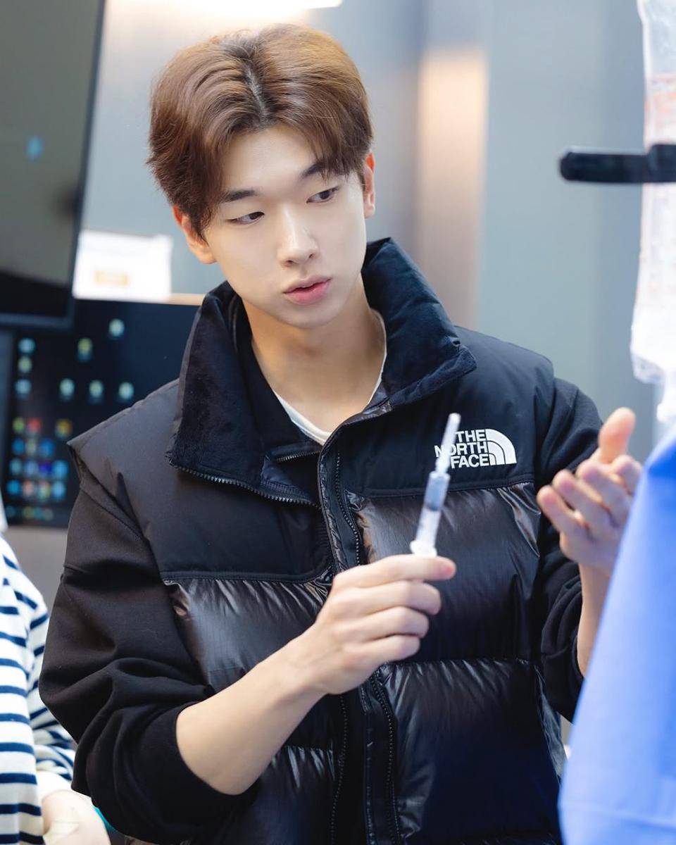 potret KIm E Jun di balik layar Resident Playbook (instagram.com/enter_just)