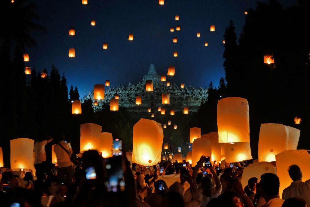 Perayaan Waisak, Ribuan Lampion Diterbangkan di Langit Borobudur