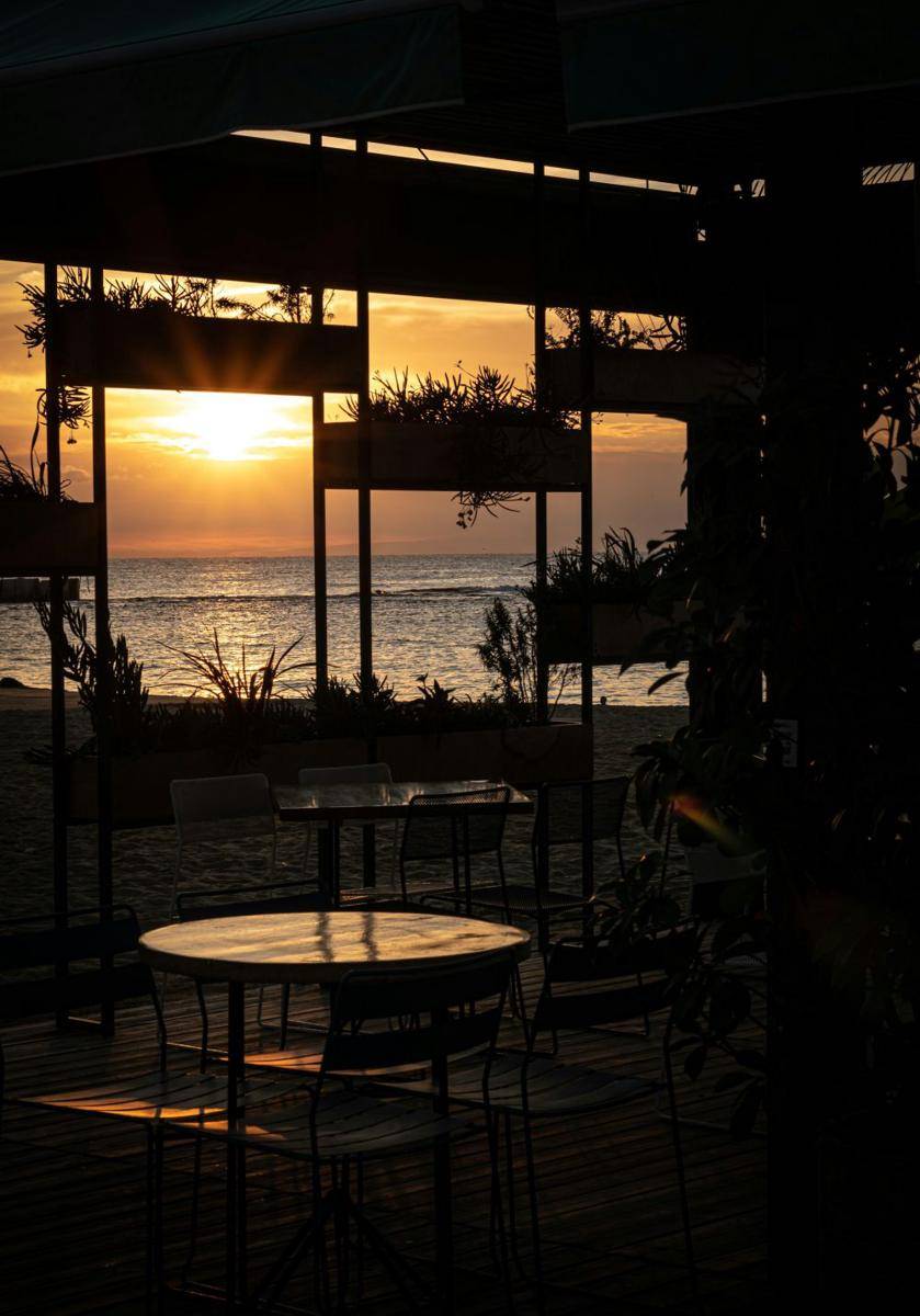 ilustrasi cafe dekat pantai (unsplash.com/blackieshoot)