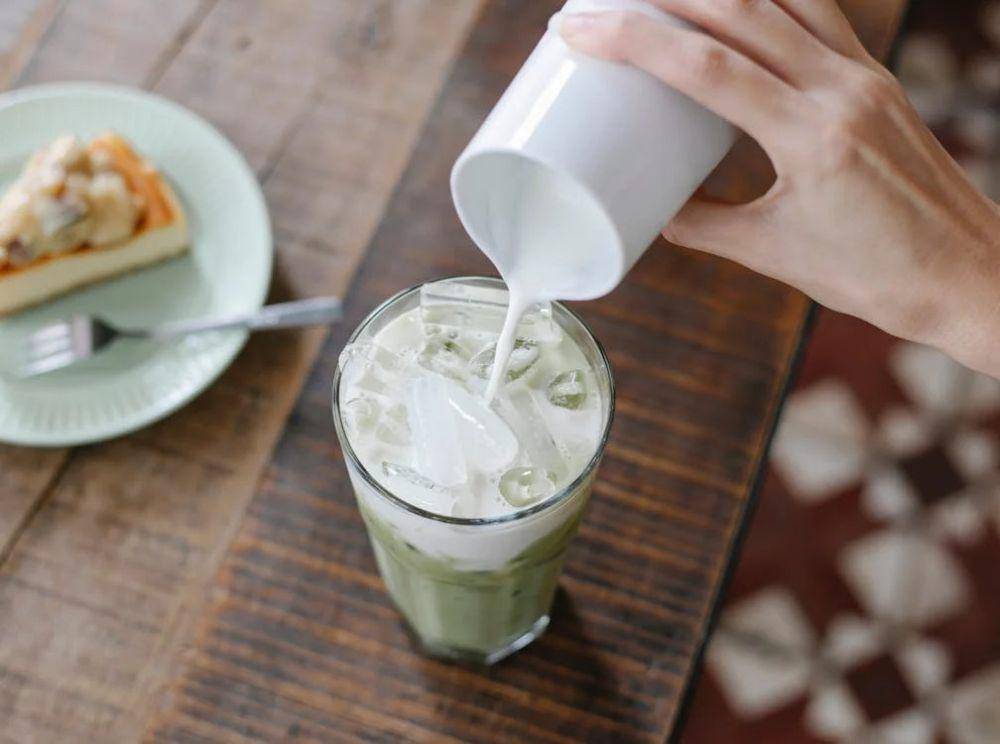 ilustrasi menuang susu ke matcha (pexels.com/Charlotte May)