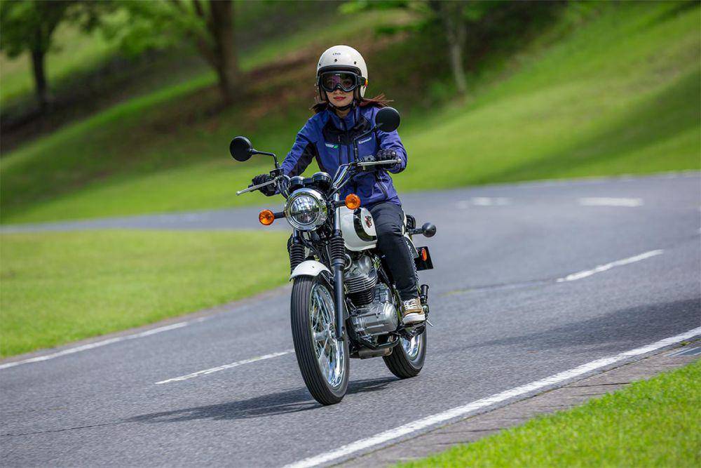 Ilustrasi seseorang mengendarai Motor Kawasaki W230 (kawasaki-motor.co.id)