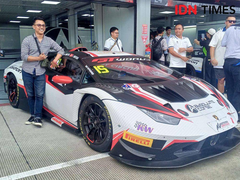 Mobil balap GT World Challenge Asia di Sirkuit Mandalika. (IDN Times/Muhammad Nasir)