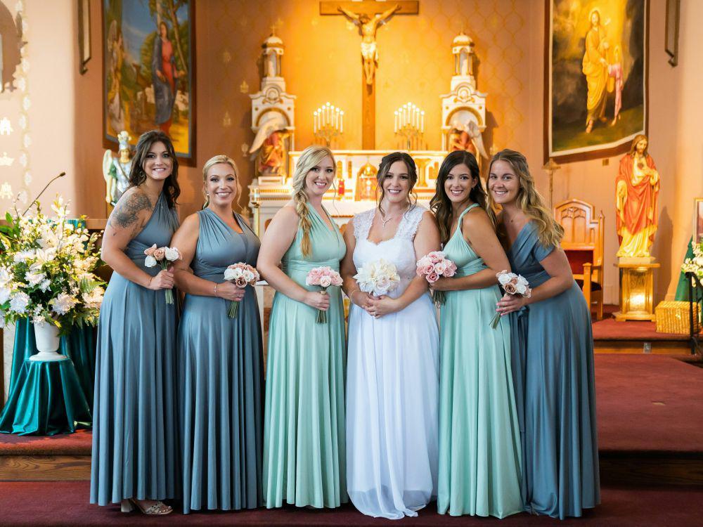 7 Rekomendasi Warna Dress Bridesmaid untuk Acara Malam Hari